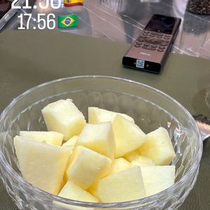 Virgínia mostrou em seus stories do Instagram que adora maçã e não abre mão da fruta na dieta