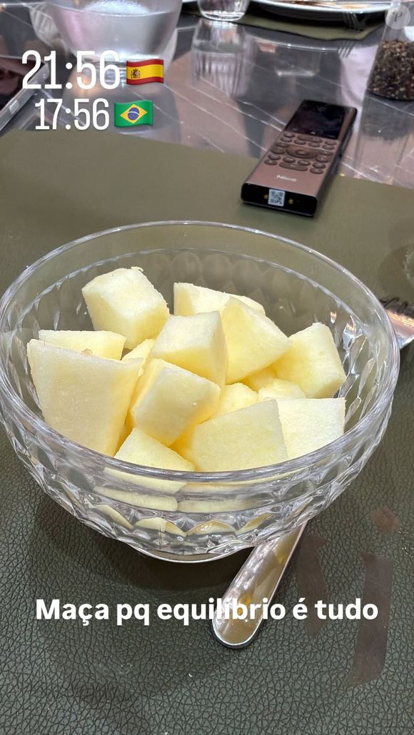 Virgínia mostrou em seus stories do Instagram que adora maçã e não abre mão da fruta na dieta