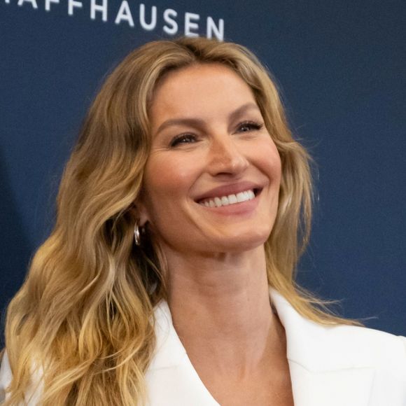 Gisele revela que mantém gestos simples no dia a dia: “Lavo o rosto com água”, diz, acrescentando que faz esfoliação de vez em quando e aplica hidratante e creme para os olhos à noite.