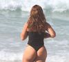 Paolla Oliveira usou um maiô invertido e exibiu o bumbum torneado em dia de praia no Rio