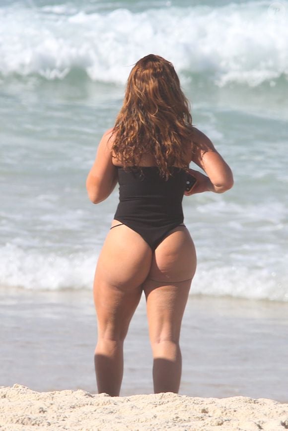 Paolla Oliveira usou um maiô invertido e exibiu o bumbum torneado em dia de praia no Rio