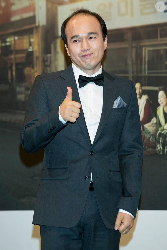 Será que você sabe quem é esse ator? É até difícil conhecer por se tratar de uma foto antiga, mas é Kim Kwang-kyu