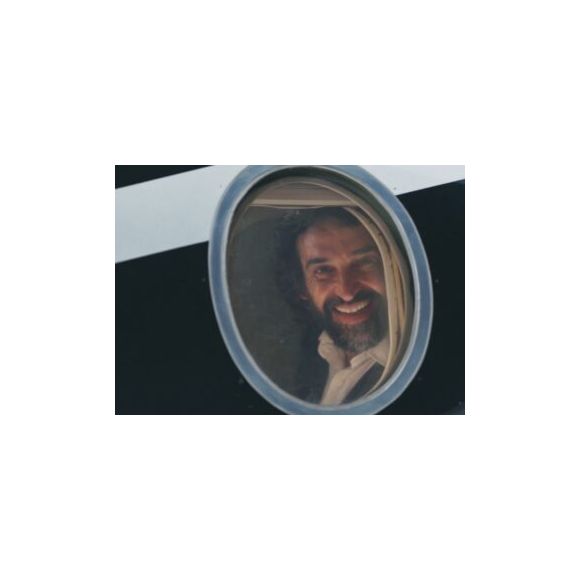 Cena do jatinho: Rubinho, prestes a embarcar para Nova York, sofre infarto fulminante nos braços da ex-mulher.