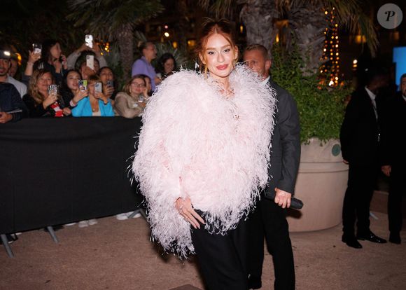 Mesmo não sendo homenageada da noite, foi a atriz brasileira quem roubou a cena com um visual que misturava glamour old Hollywood, ousadia contemporânea e uma boa dose de teatralidade fashion