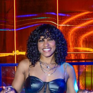 A lace favorita de Rebeca é um modelo curto e cacheado, confeccionado com fios naturais, que permite experimentar diferentes looks com praticidade e sem prejudicar os fios originais.