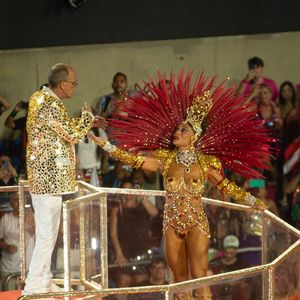 Juliana Paes voltou como rainha para homenagear Mestre Ciça, da Viradouro