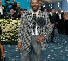 Colman Domingo revela um segundo look no tapete do Met Gala 2025 em homenagem a André Leon Talley. Em uma referência elegante ao ícone da moda, o ator apostou em um duo de alfaiataria preto e branco assinado pela Valentino