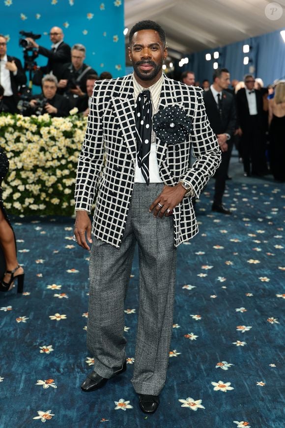 Colman Domingo revela um segundo look no tapete do Met Gala 2025 em homenagem a André Leon Talley. Em uma referência elegante ao ícone da moda, o ator apostou em um duo de alfaiataria preto e branco assinado pela Valentino