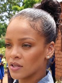 Em 2012, Rihanna criou uma fundação em homenagem aos avós: já doou mais de R$ 514 milhões, deu bolsas de estudos de R$ 200 mil a brasileiros, apoiou projetos em dezenas de países e atua contra as mudanças climáticas no mundo