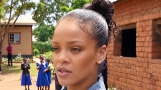 Em 2012, Rihanna criou uma fundação em homenagem aos avós: já doou mais de R$ 514 milhões, deu bolsas de estudos de R$ 200 mil a brasileiros, apoiou projetos em dezenas de países e atua contra as mudanças climáticas no mundo