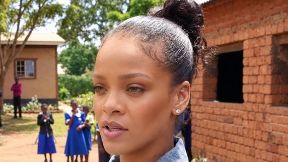Em 2012, Rihanna criou uma fundação em homenagem aos avós: já doou mais de R$ 514 milhões, deu bolsas de estudos de R$ 200 mil a brasileiros, apoiou projetos em dezenas de países e atua contra as mudanças climáticas no mundo