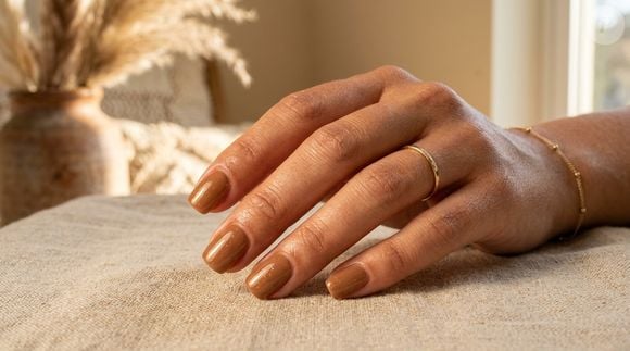 Quente, elegante e com delicados reflexos dourados, o caramelo salgado é uma escolha sofisticada para a primavera. A tonalidade valoriza as mãos sem disputar atenção com o look