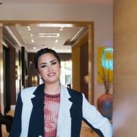 A mansão de R$ 40 milhões com 790 m² de Demi Lovato: no estilo fazenda moderna, imóvel de luxo tem closet com palmeiras em papel de parede, estúdio, sofá arco-íris e luminária-nuvem; 15 fotos!