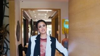A mansão de R$ 40 milhões com 790 m² de Demi Lovato: no estilo fazenda moderna, imóvel de luxo tem closet com palmeiras em papel de parede, estúdio, sofá arco-íris e luminária-nuvem; 15 fotos!