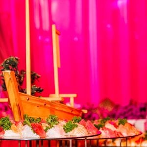 Buffet da festa de 5 anos da WePink tem camarões servidos em torres metálicas de três a quatro andares