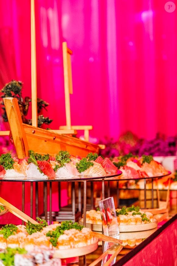 Buffet da festa de 5 anos da WePink tem camarões servidos em torres metálicas de três a quatro andares
