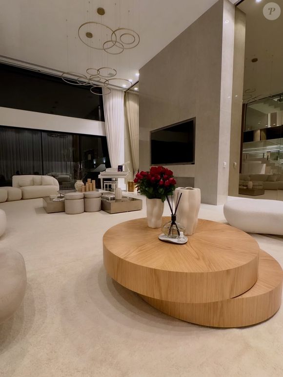 Jorginho, do Flamengo, tem mansão de dois andares no Rio de Janeiro com decoração e pintura clean, muito espaço e grandes janelas de vidro