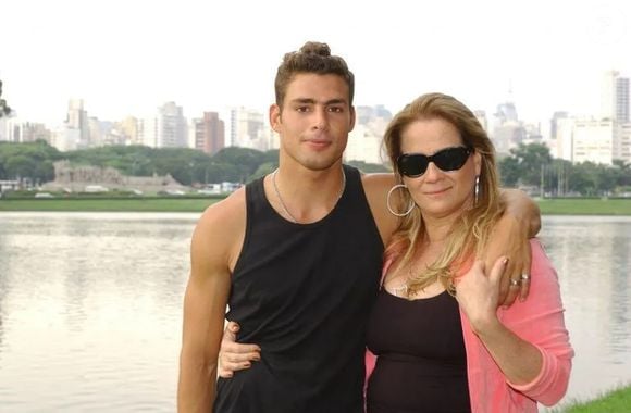 2005: colocando o fim da era 'cabelo comprido' no começo da carreira, Cauã Reymond viveu Mateus Güney em 'Belíssima'