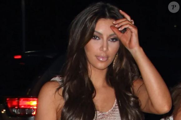 Kim Kardashian foi outra famosa que exagerou no bronzeamento e até apareceu com as mãos sujas do produto