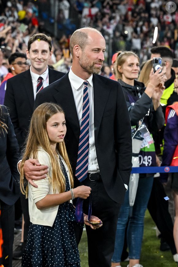 A princesa Charlotte encantou ao surgir ao lado do pai, príncipe William, na final da UEFA Women’s EURO 2025, na Suíça