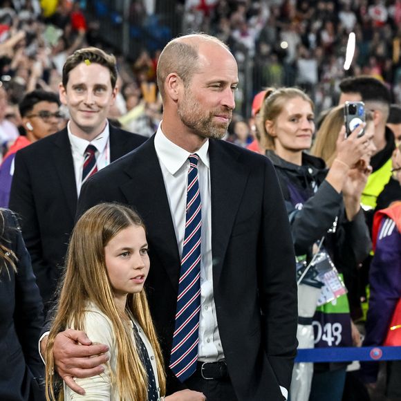 A princesa Charlotte encantou ao surgir ao lado do pai, príncipe William, na final da UEFA Women’s EURO 2025, na Suíça