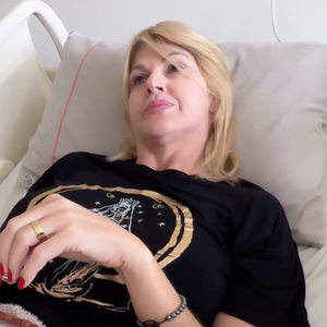 "Foi uma cirurgia bem chatinha, um exame bem difícil. Nossa, me sinto toda machucada, dolorida, horrível. Era grande", lamentou Val Marchiori