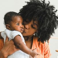 A natalidade não para de cair. De acordo com pesquisas de uma ganhadora do Prêmio Nobel, o problema é que os homens não lavam a louça