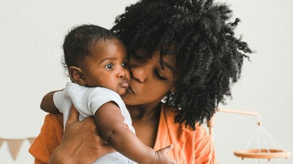 A natalidade não para de cair. De acordo com pesquisas de uma ganhadora do Prêmio Nobel, o problema é que os homens não lavam a louça