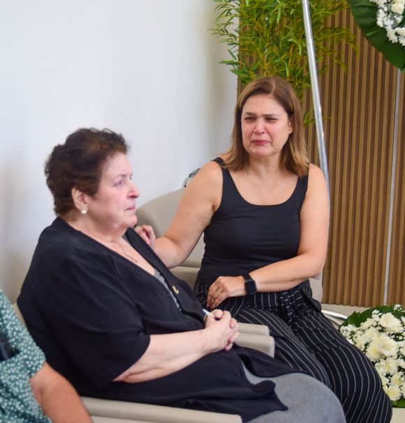 Diante do corpo de Gerson Brenner, viúva, Marta Mendonça, e irmã, Cristina Oliveira, choram morte do ator