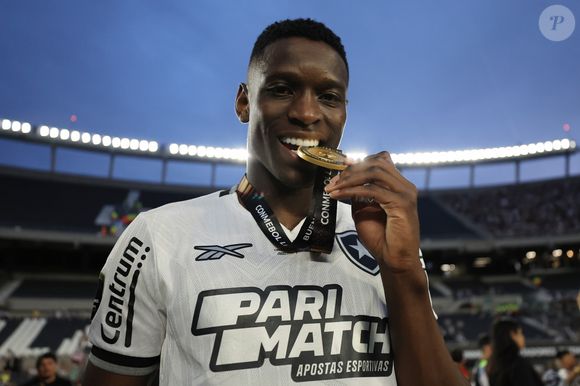 Mãe de Serena e atualmente casada com Luiz Henrique, ex Botafogo e atleta do FC Zenit Saint Petersburg, Tammy Parisoto deve acompanhar o jogador durante a Copa de 2026 e promete chamar atenção pelo visual elegante e pela discrição