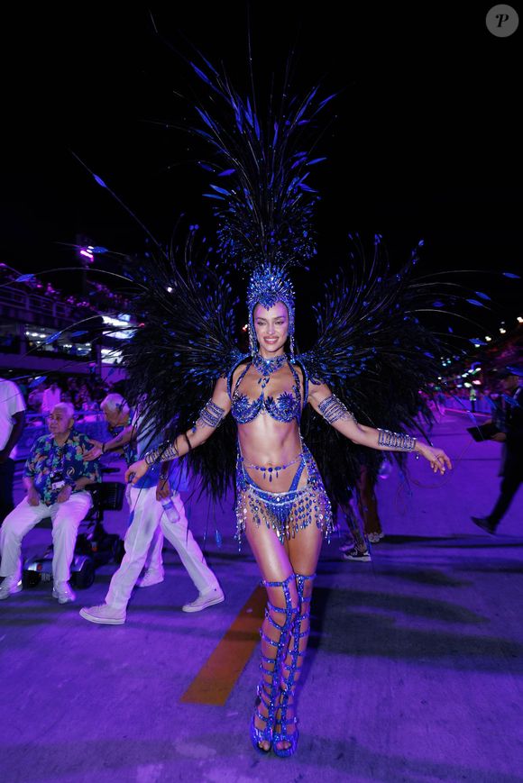 Conhecida mundialmente por sua carreira na moda e por relacionamentos com celebridades como Cristiano Ronaldo e Bradley Cooper, a russa trouxe seu charme e elegância para o Carnaval do Rio de Janeiro.