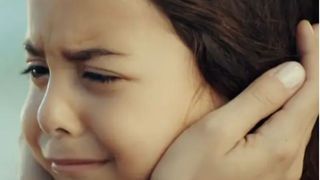 'Me jogou no lixo': Em cena devastadora de 'Mãe', Melek escancara violência brutal da própria mãe para a polícia