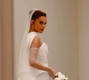 Giovanna Lancellotti apostou em um buquê de flores brancas e orquídeas, além de um véu gigantesco