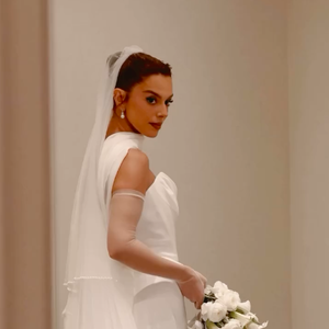 Giovanna Lancellotti apostou em um buquê de flores brancas e orquídeas, além de um véu gigantesco