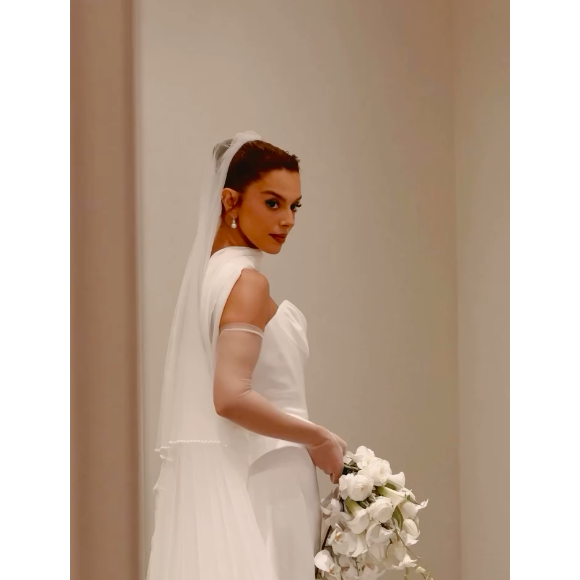 Giovanna Lancellotti apostou em um buquê de flores brancas e orquídeas, além de um véu gigantesco