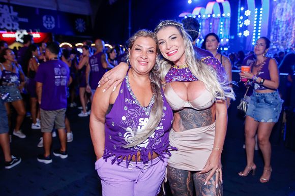 Solteira após fim do namoro relâmpago com Cassiano França, Andressa Urach está aproveitando ao máximo o Carnaval da Bahia e, para se jogar na folia, a atriz pornô levou com ela sua mãe, Marisete De Faveri, e seu padrasto.