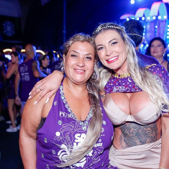 Solteira após fim do namoro relâmpago com Cassiano França, Andressa Urach está aproveitando ao máximo o Carnaval da Bahia e, para se jogar na folia, a atriz pornô levou com ela sua mãe, Marisete De Faveri, e seu padrasto.