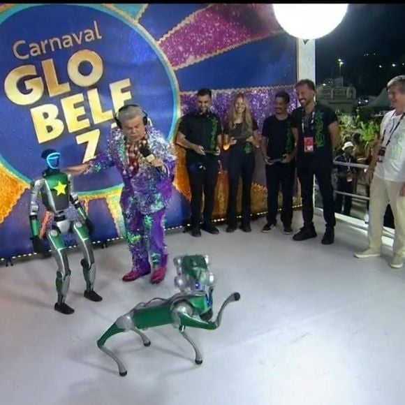 "Milton Cunha entrevistando um robô enquanto cachorros robôs sambam ao seu lado... Black Mirror chegou rapaziada hahahaha", comentou um internauta
