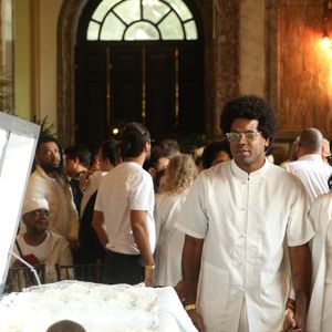 Sobrinho de Preta Gil, João Gil marca presença no velório da famosa, em 25 de julho de 2025.