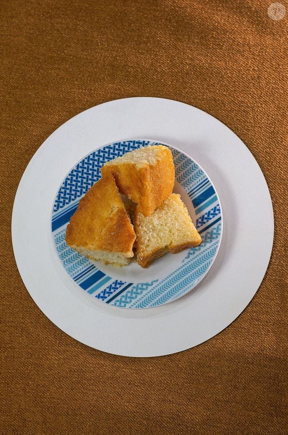 Essa receita de bolo de mandioca não é feita no liquidificador, o que preserva a textura do ingrediente