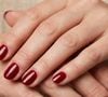 Vermelho cereja é aposta certeira para unhas curtas: tom intenso cria contraste, deixa as mãos mais arrumadas e funciona especialmente bem em formatos ovais ou amendoados