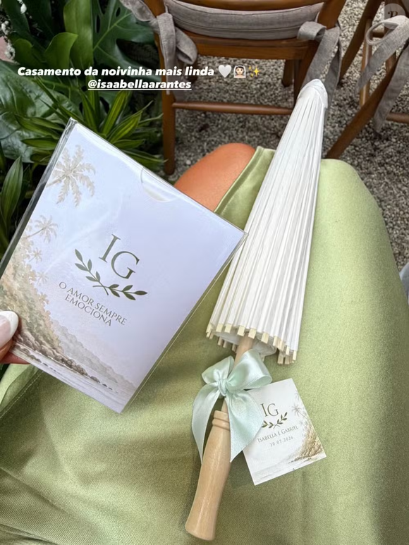 O convite do casamento de Gabriel Medina e Isabella Arantes apostou em tons de verde-oliva, monograma 'IG' e uma identidade visual inspirada na natureza