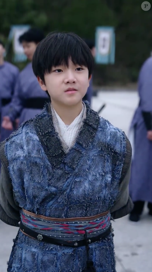 Então, ele desperta o poder do lendário espadachim para mudar sua vida