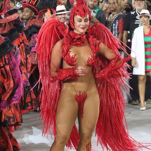 Paolla Oliveira no carnaval 2022: atriz desfilou com fantasia vermelha para representar a Pombagira