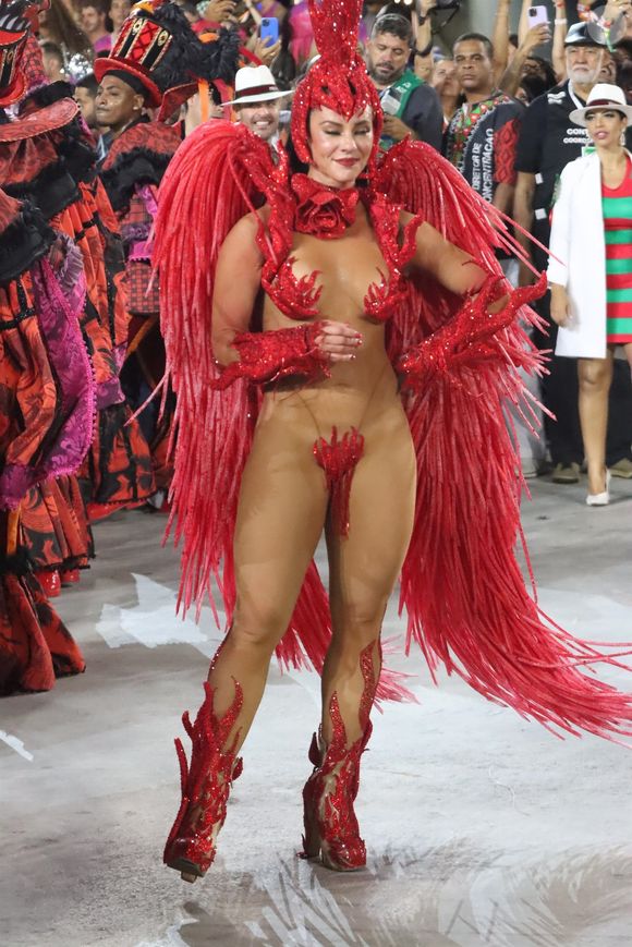 Paolla Oliveira no carnaval 2022: atriz desfilou com fantasia vermelha para representar a Pombagira