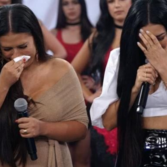 "Já, já ela vem com a carreira dela, a história dela e é o que todo mundo pergunta. Simone Mendes carreira segue, a Simaria vai construir a carreira dela, mas não impede a gente fazer algumas capitais de Simone e Simaria", declarou, empolgando os fãs.