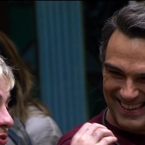 Tadeu Schmidt abraça finalistas e reforça clima emocional da edição em visita inédita