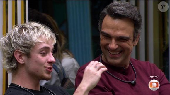 Tadeu Schmidt abraça finalistas e reforça clima emocional da edição em visita inédita