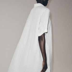 Com tecido de linho, barra arredondada e aberturas laterais, o vestido branco da Zara aposta em uma estética minimalista e elegante, funcionando como peça-curinga no guarda-roupa. O preço é de R$ 439,00