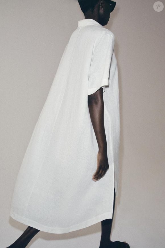 Com tecido de linho, barra arredondada e aberturas laterais, o vestido branco da Zara aposta em uma estética minimalista e elegante, funcionando como peça-curinga no guarda-roupa. O preço é de R$ 439,00